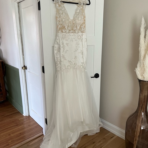 Bridal gown - Picture 2 of 7